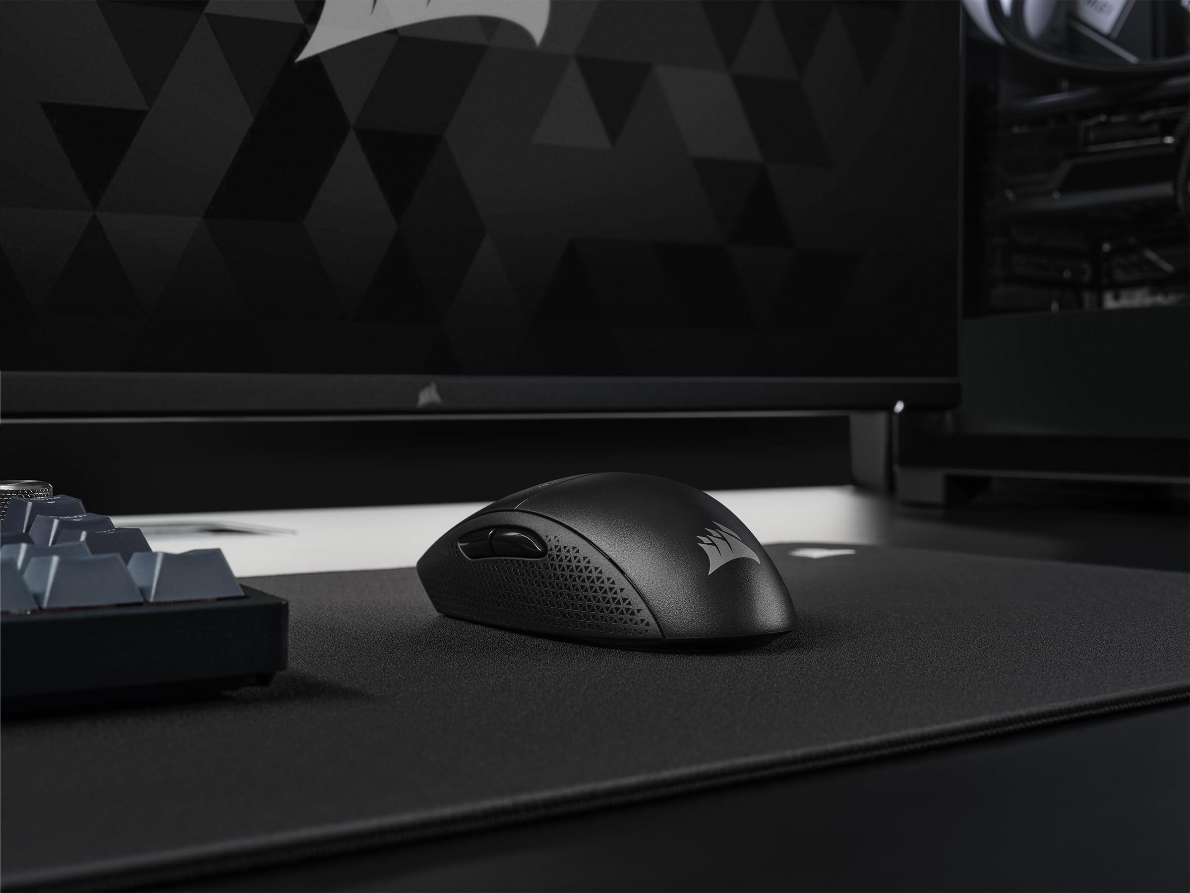 ماوس الألعاب اللاسلكي Corsair M55، تردد 2.4 جيجاهرتز وبلوتوث، دقة 24,000 نقطة لكل بوصة، عمر بطارية طويل الأمد، ستة أزرار قابلة للبرمجة