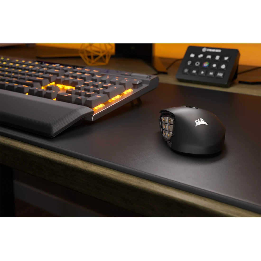 ماوس ألعاب لاسلكي Corsair Scimitar Elite RGB MMO، 16 زرًا قابلاً للبرمجة، بطارية تدوم حتى 150 ساعة، متوافق مع iCUE